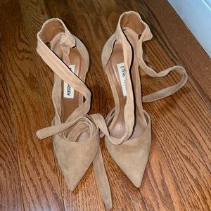 Nude suede pump